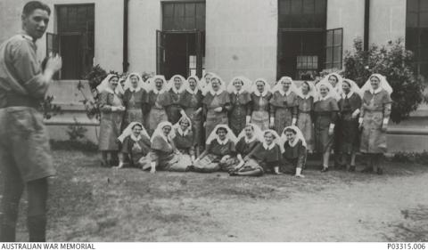 Group portrait of the nursing staff of 2/13 AGH c. 1941/2
